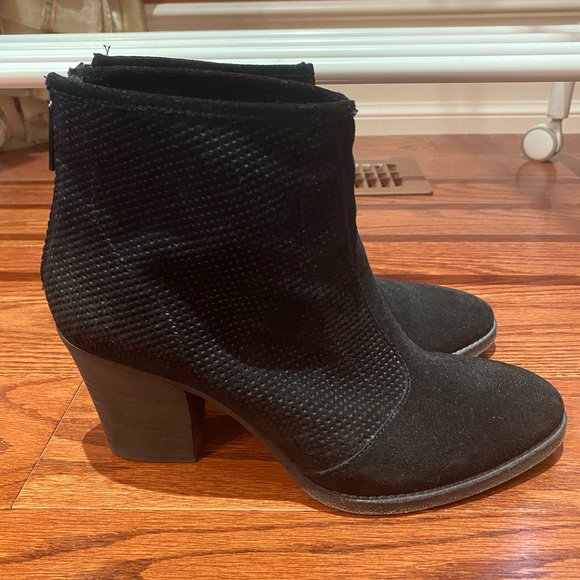 Shoes - Picture 2 of 6